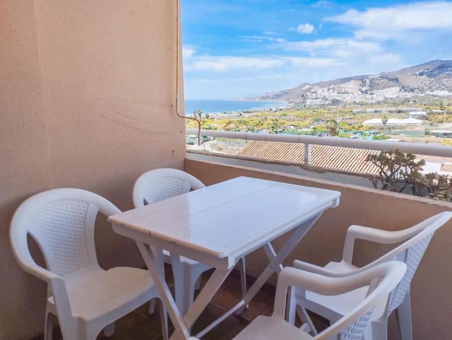 Spacious 4 Bedroom With Parking In Town Centre, Appartement